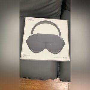 AIRPOD MAXS🚨 ALL BRAND NEW STILL SEALED 🚨 COMES WITH 1 YEAR OF WARRANTY🚨